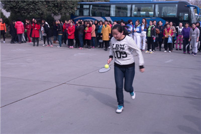羽毛球拍托乒乓球接力1.JPG