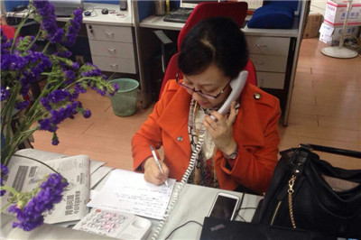 王莉副主任医师接听患者热线.jpg