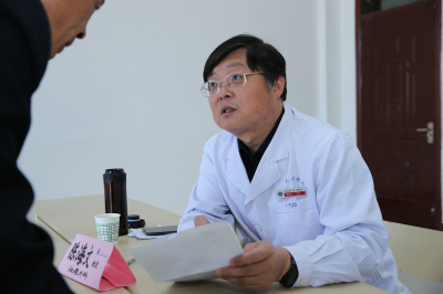 泌尿外科陈海文教授为教师义诊.jpg