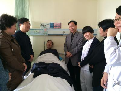 图片7  慰问感染科王湖荣老师.jpg