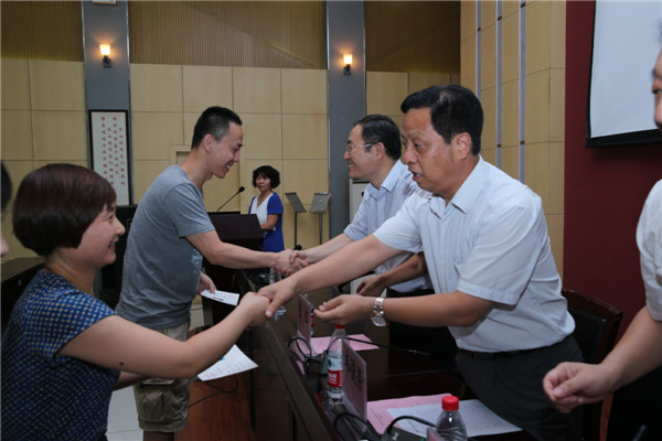 韦俊荣书记为学员颁发证书.JPG
