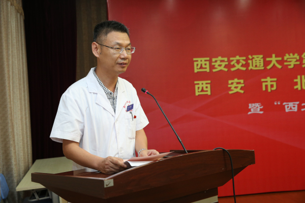 西安市北方医院副院长吴颜军主持揭牌仪式.jpg