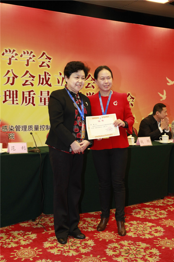 4范利会长给索瑶发聘书.JPG