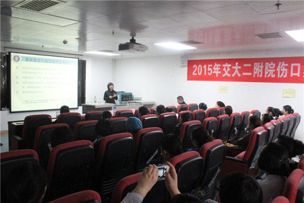 图3-手术室护士长赵丽燕副主任护师授课.JPG