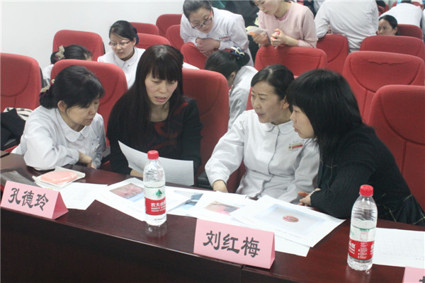 图9-嘉宾评委讨论伤口.JPG