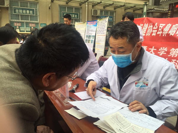梁建民副教授给患者详细讲解疾病.jpg