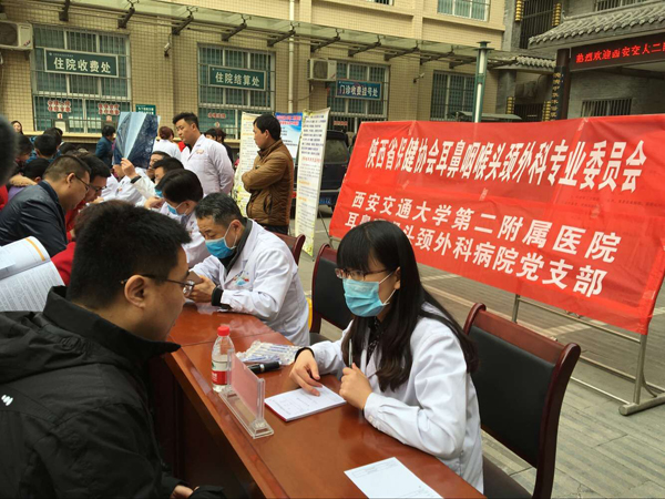 侯瑾医生在为患者解释病情.jpg