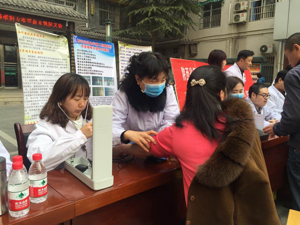 吴彩芹护士长和孙瑜护士给患者查体.jpg