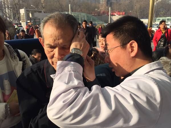 任晓勇教授给患者检查.jpg