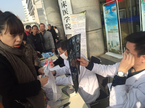 任晓勇教授在审阅检查片.jpg