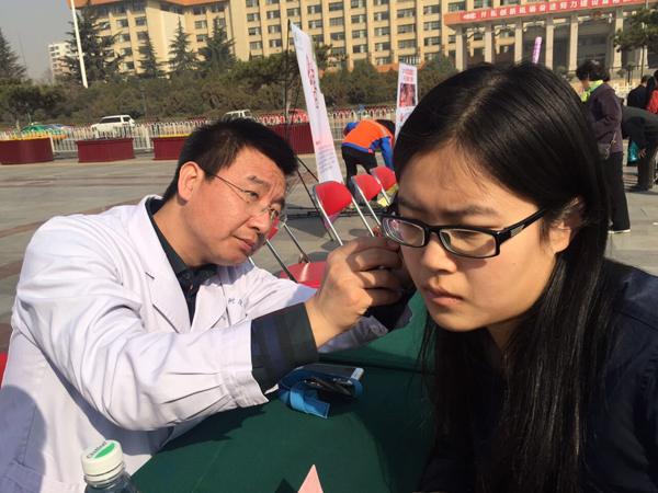 任晓勇教授在新城广场义诊.jpg