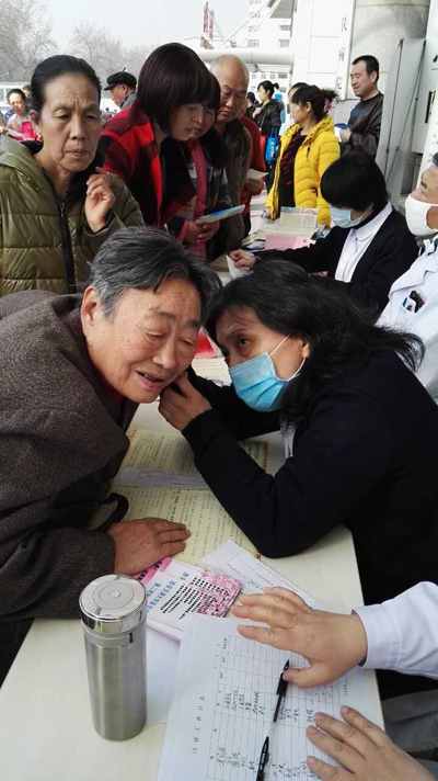 张晓彤教授在义诊.jpg