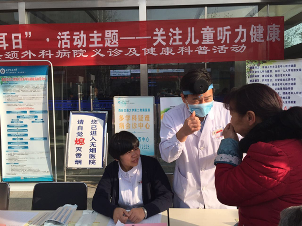 张青副教授在向患者解释注意事项.jpg