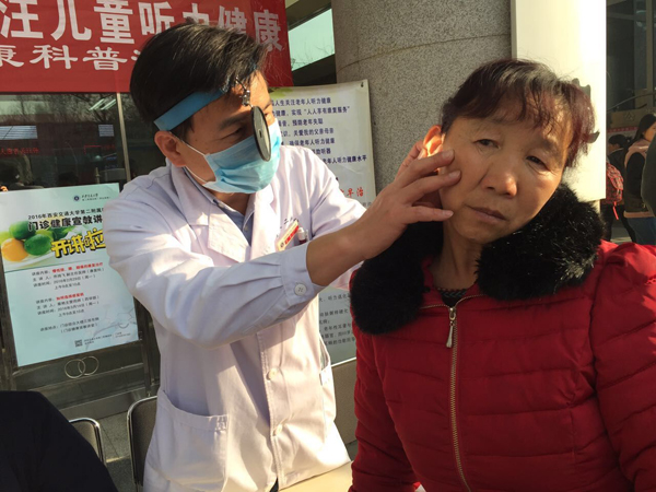 张青副教授在义诊.jpg