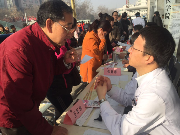 王军利医生在解答患者问题.jpg