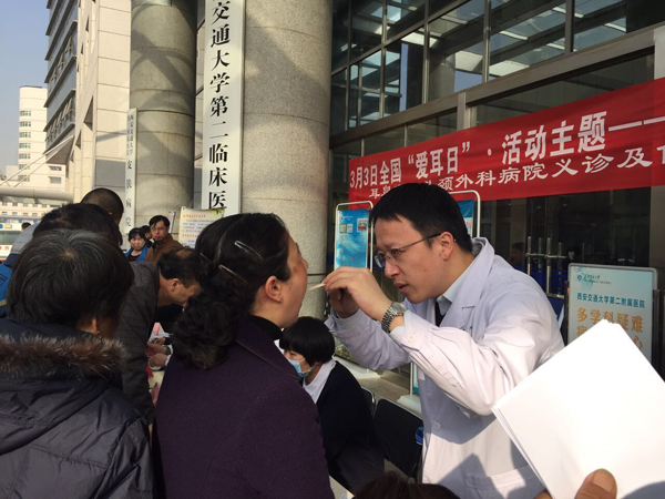 王军利医生在为患者检查1.jpg