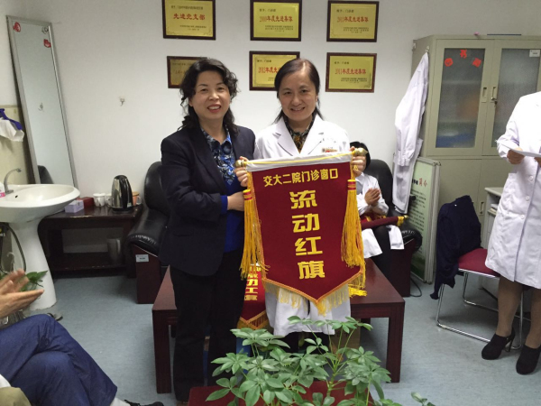 纪委监察室董淑彦主任为获奖窗口颁奖.jpg