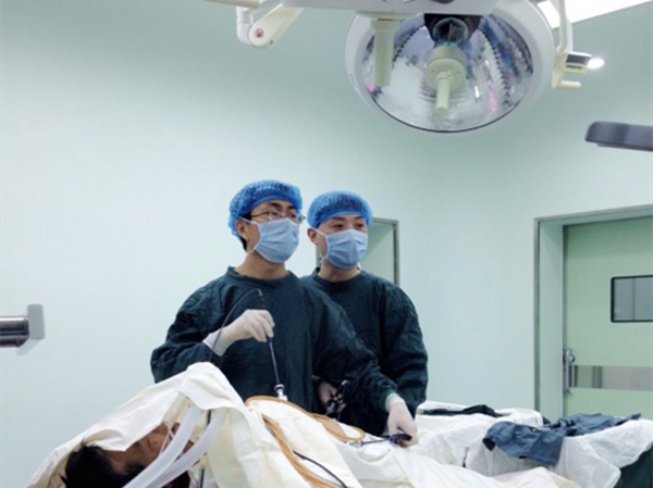 图片5张健副主任医师指导腹腔镜手术.png