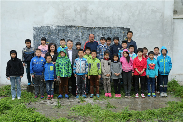 9.与马家坝小学学生合影.JPG