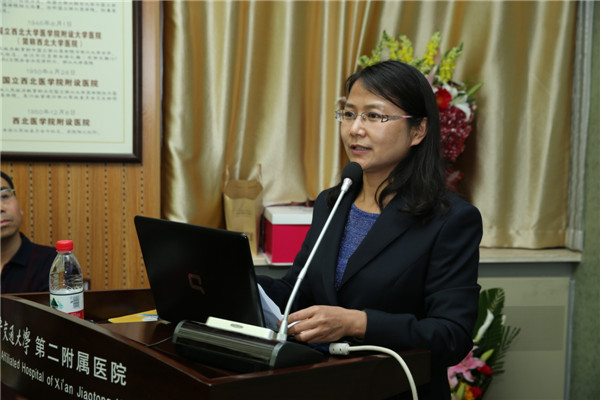 2.急诊科副主任赵晓静主持座谈会.JPG