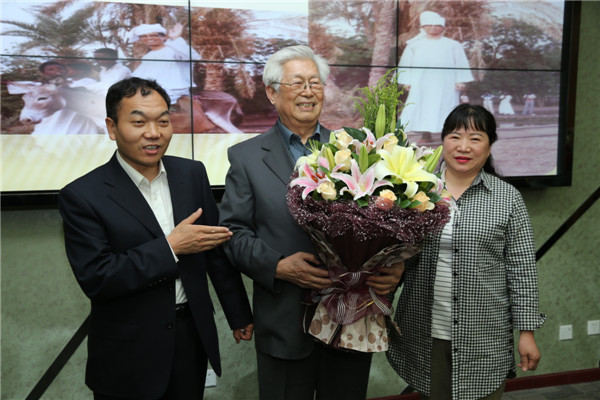 3.离退休办公室向封英群教授鲜花.JPG