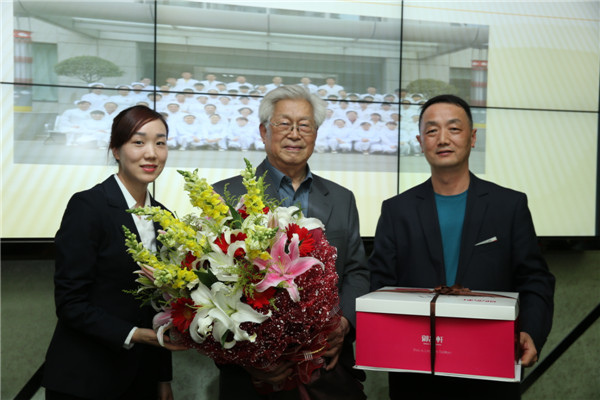 4.院工会向封英群教授献花.JPG
