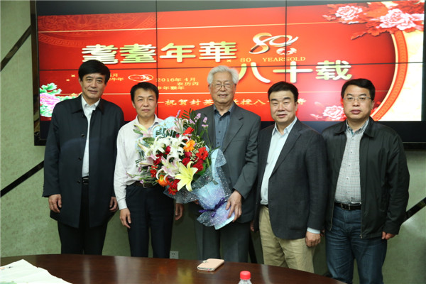 19.院领导与封英群教授合影.JPG