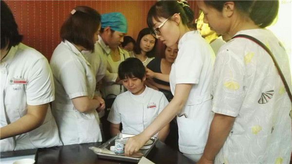 6.刘静护士进行耳穴埋豆操作示范.jpg