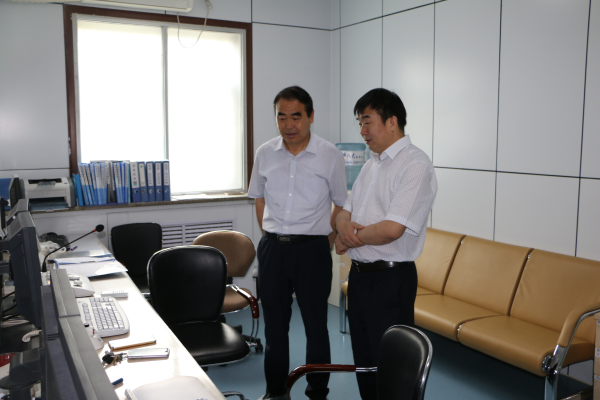 李宗芳院长在榆阳区公立医疗集团理事长李瑞陪同下视察医院.jpg