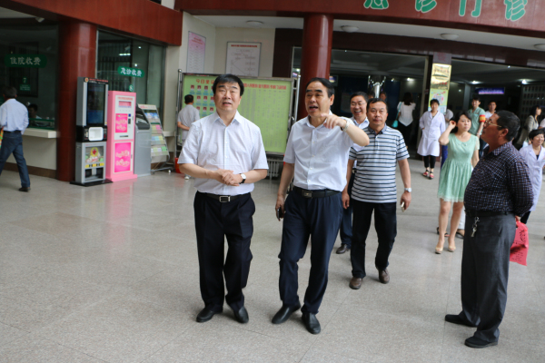 榆阳区公立医疗集团理事长李瑞向李院长介绍医院情况.jpg