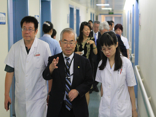 访问团参观消化科病区_副本.jpg