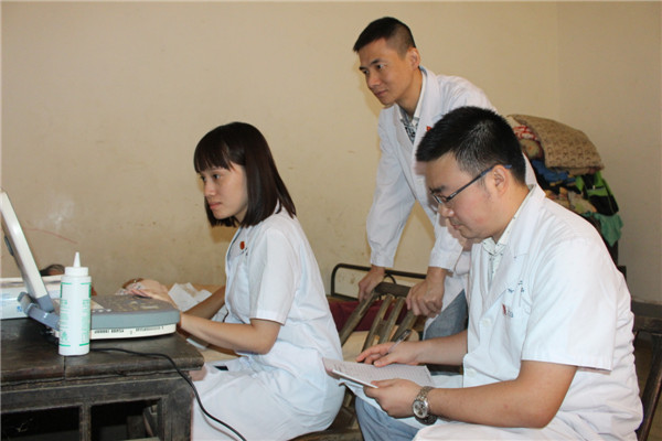 8陈珂为病人查体.JPG