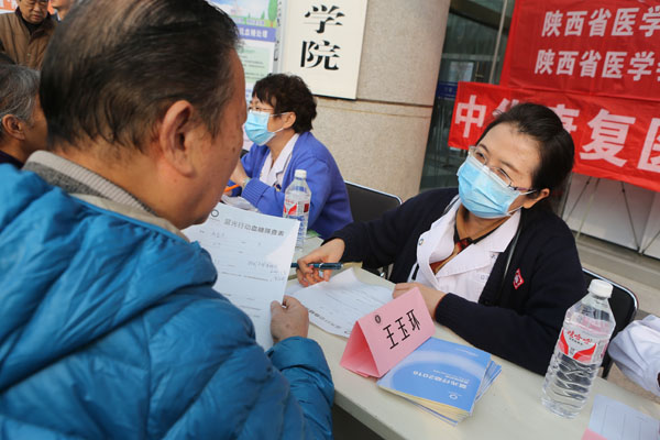 王玉环主任医师为患者诊治.JPG