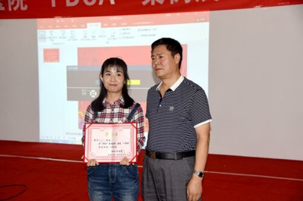 县医院刘书记为一等奖获得者刘力飞颁奖.jpg