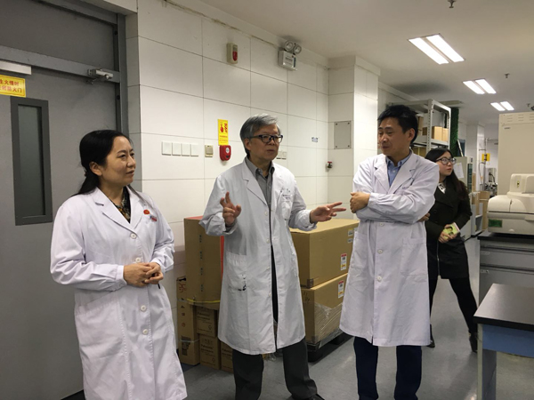 7黄文贵教授参观检验科.jpg