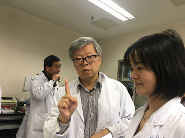 8现场指导实验操作.jpg