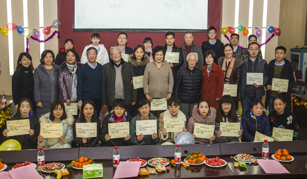 为本年度科室优秀者颁发奖状.jpg