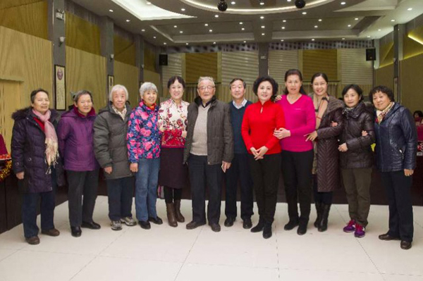 与离退休老师合影.jpg