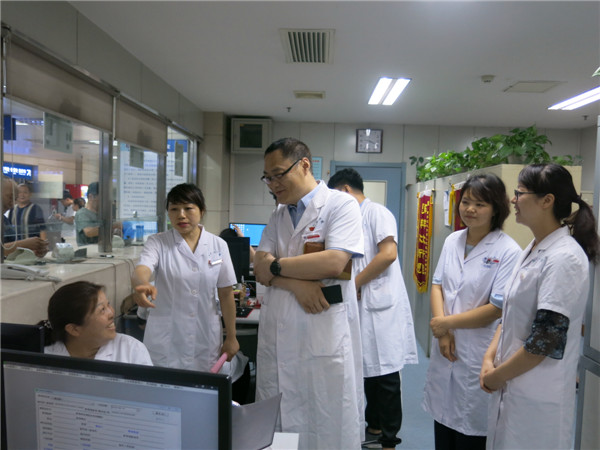 信息网络部陈鹏岗主任到医保窗口现场查看.JPG