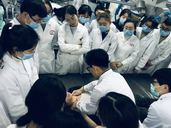 图3、肿瘤康复治疗师马帅老师在进行淋巴手法实操演示_meitu_8.jpg