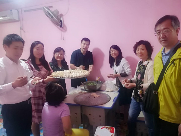 为孩子们包饺子_副本.jpg