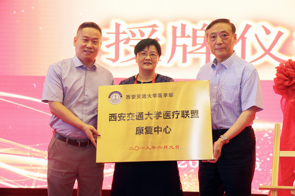 图7、杨联昌局长和颜虹副校长向张巧俊主任授牌_副本.jpg