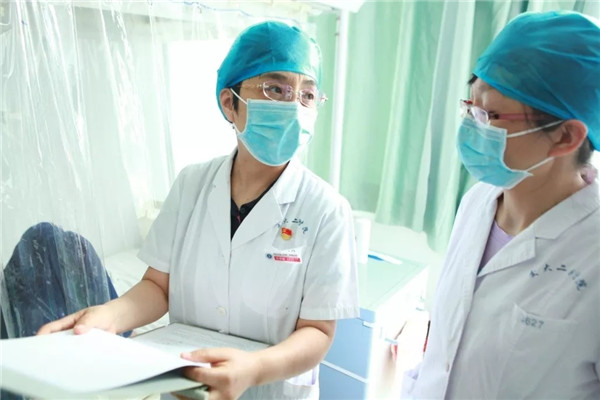 何爱丽教授（左一）与助手商讨治疗方案_副本.jpg
