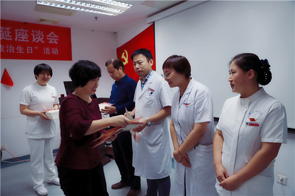 党变玲副书记发放贺卡.jpg