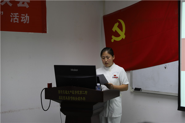党员重温入党誓言3张珍.jpg