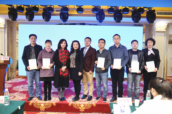 周琦主任向商洛市各超声主任赠书.jpg