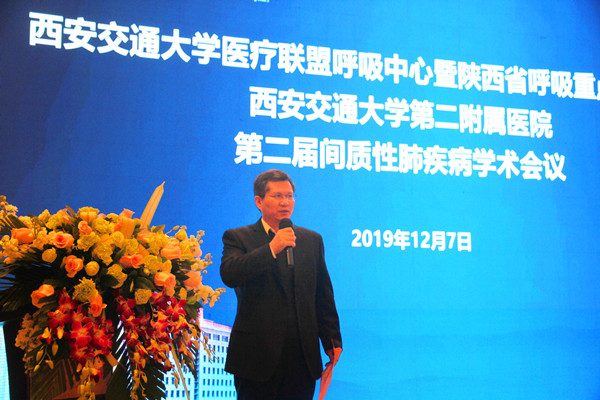 呼吸与危重症医学科主任杨拴盈教授主持_副本.jpg