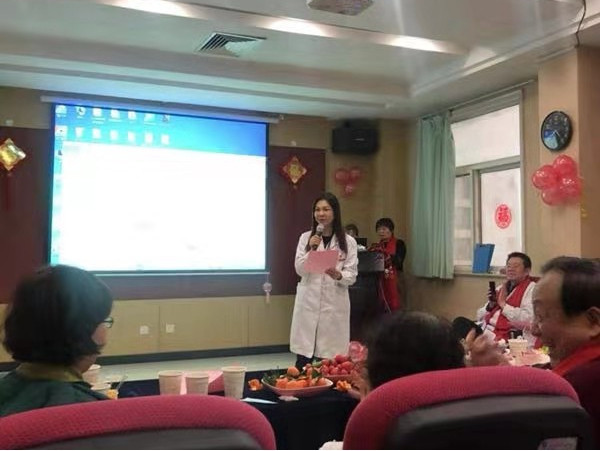 郭晓燕书记宣布在临床、教学、科研中获得表彰的人员_副本.jpg