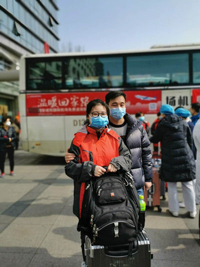 何静及其丈夫  _副本.jpg
