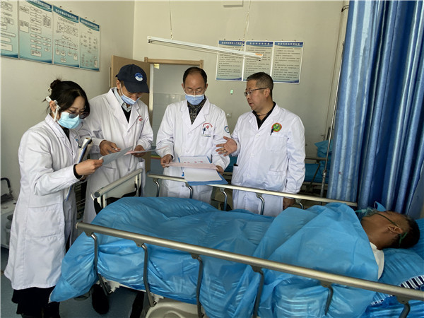 朱参战主任医师查看患者.jpg